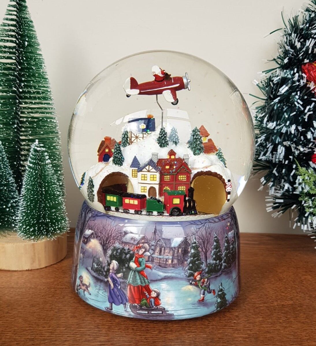 Trenli ve Uçaklı Kar Küresi