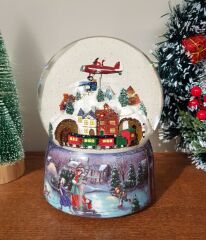 Trenli ve Uçaklı Kar Küresi