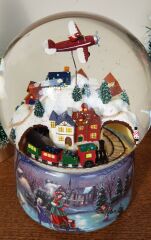 Trenli ve Uçaklı Kar Küresi