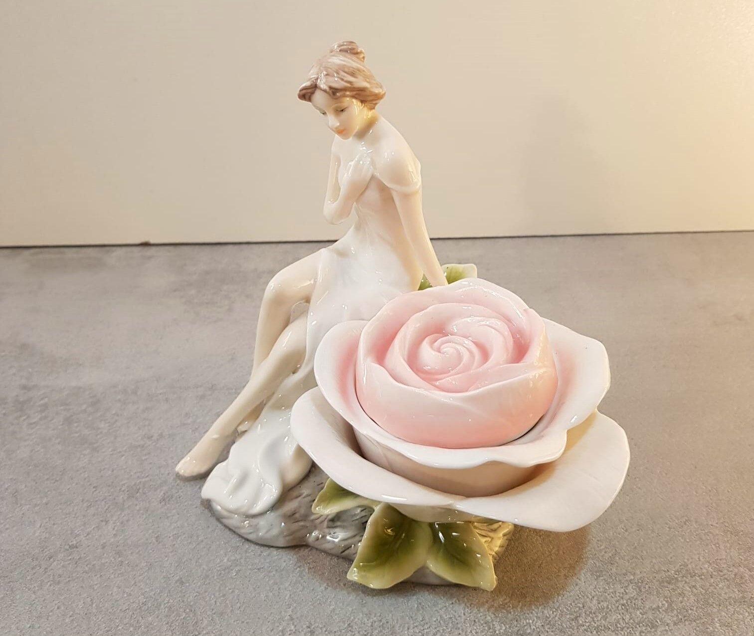 Porselen Güllü Kadın Kutu