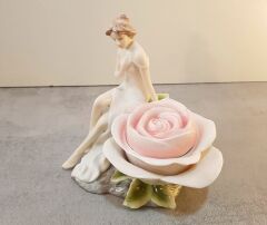 Porselen Güllü Kadın Kutu