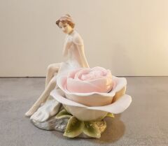 Porselen Güllü Kadın Kutu