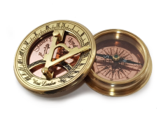 Güneş saatli pirinç pusula