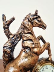 At Biblolu Masa Saati