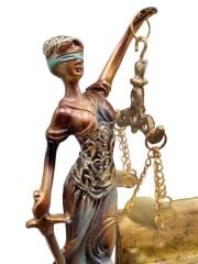 Adalet Heykeli Kartvizitlik (18 cm)