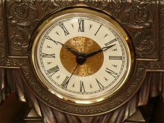 Sandık Taşıyan Kadınlar Bronz Masa Saati