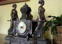 Sandık Taşıyan Kadınlar Bronz Masa Saati