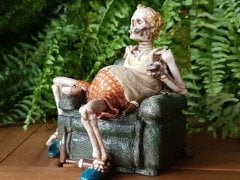 Televizyon Başındaki İskelet