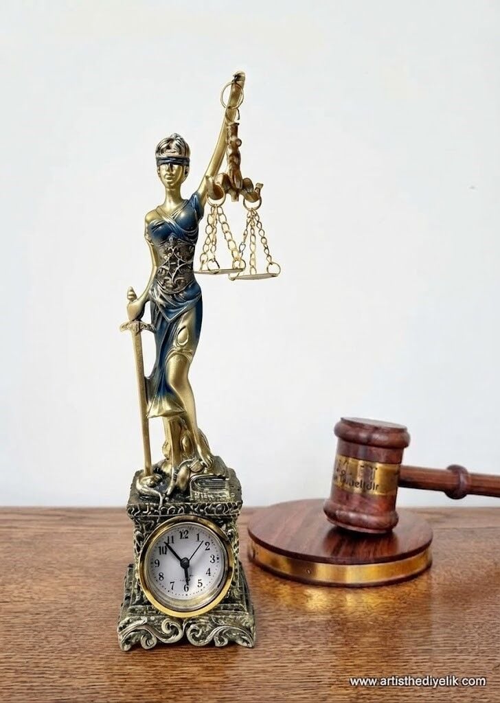 Adalet Heykeli Masa Saati (26 cm)