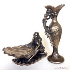 İstiridye Tabaklı Kadın