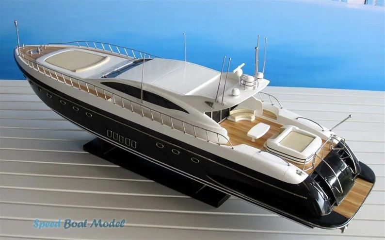 Ahşap Sürat Teknesi ( MANGUSTO 108 BLACK HULL )