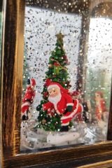 Fener Şeklinde Hareketli Işıklı ve Müzikli Kar Küresi