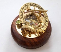 Güneş saatli pusula