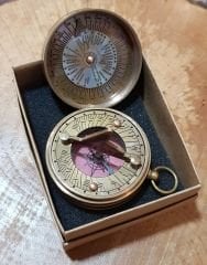 Güneş saatli pusula