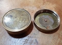 Güneş saatli pusula