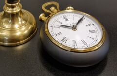 Pirinç Askılı Masa Saati