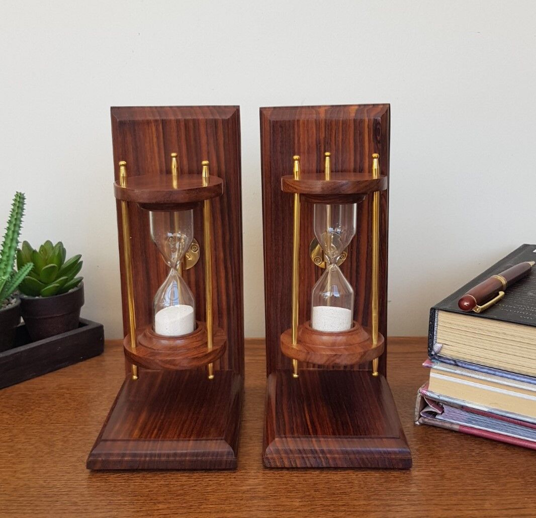 Kum Saati Kitap Tutucu