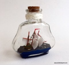 Cam Şişe içinde Gemi
