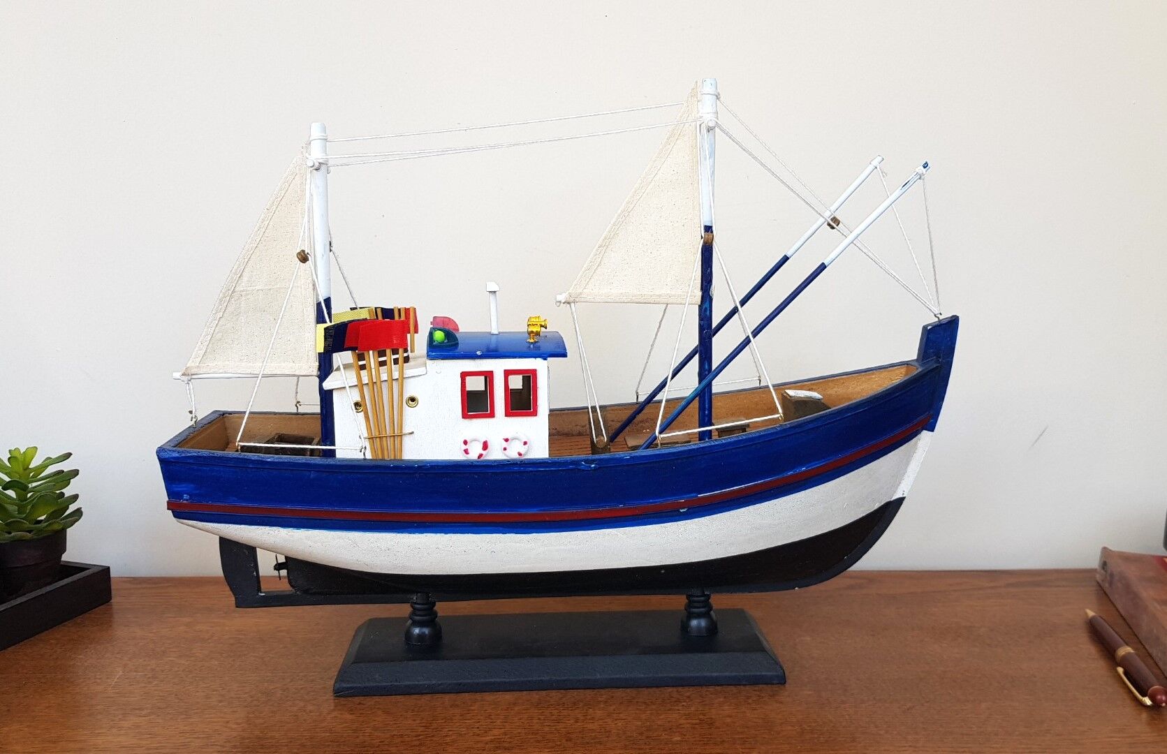 Ahşap El Yapımı Balıkçı Teknesi Taka Maketi