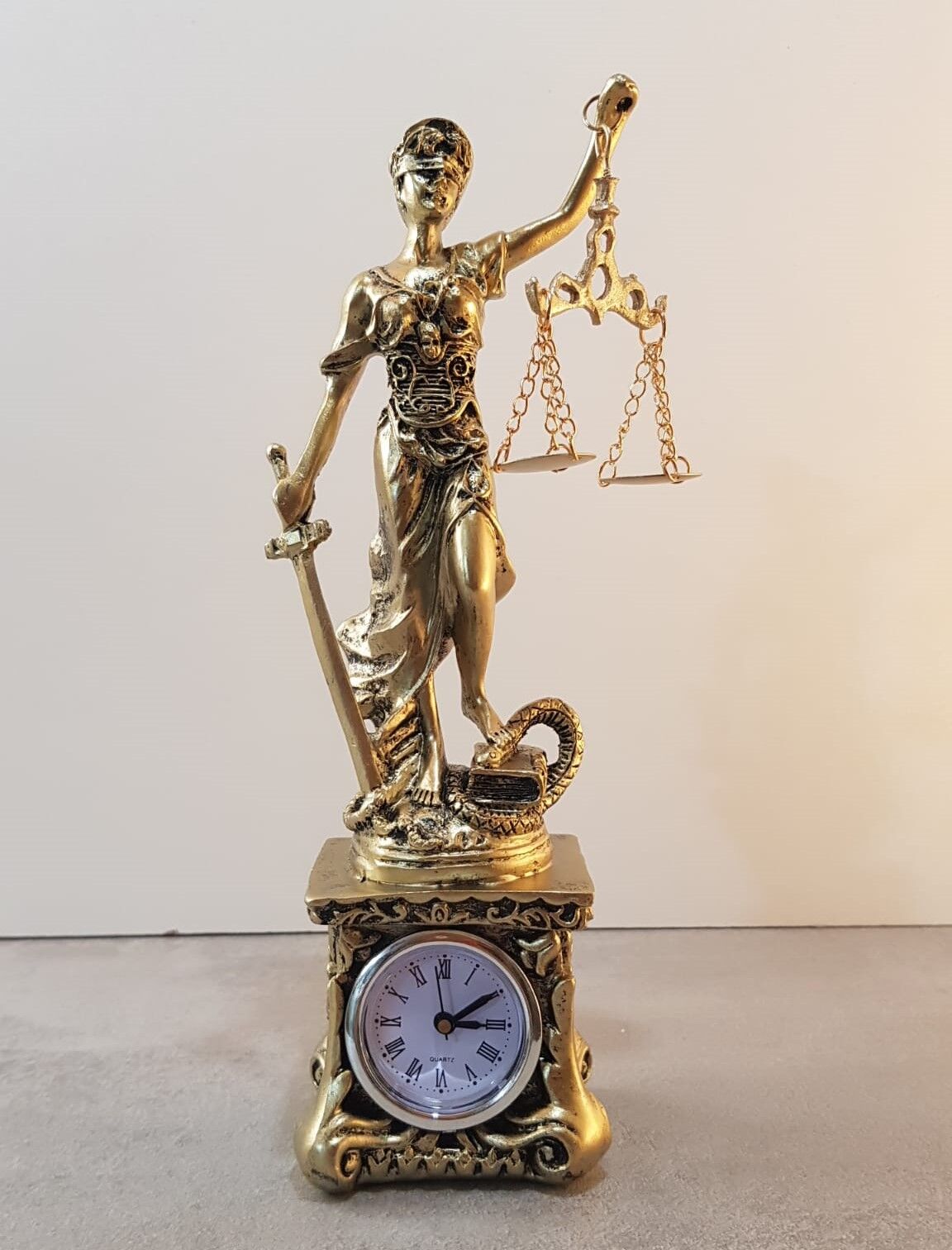 Adalet Heykeli Masa Saati (26 cm)